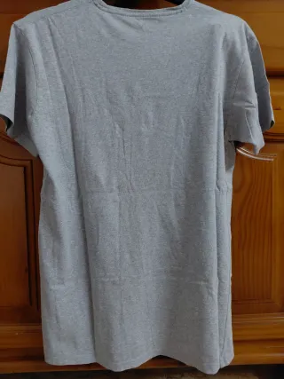 Camiseta gris con dibujo de esqueleto