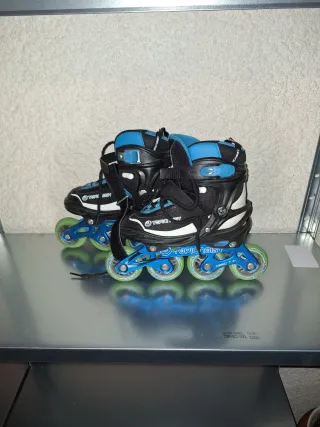 Patines en línea azules y negros