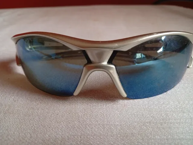 Gafas de sol plateadas y azules