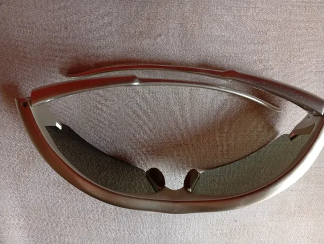 Gafas de sol plateadas y azules