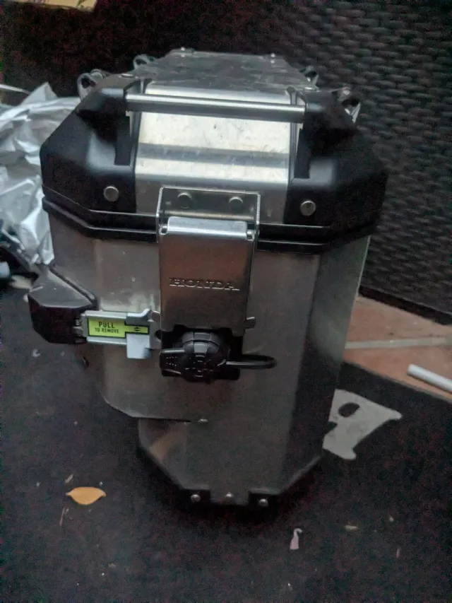 Maleta Derecha y soporte Honda África Twin 1100