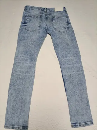 Pantalón vaquero Bershka desgastado