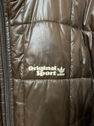 Chaqueta Deportiva Adidas marrón y lineas naranja