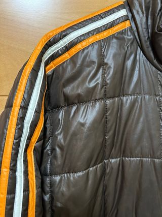 Chaqueta Deportiva Adidas marrón y lineas naranja