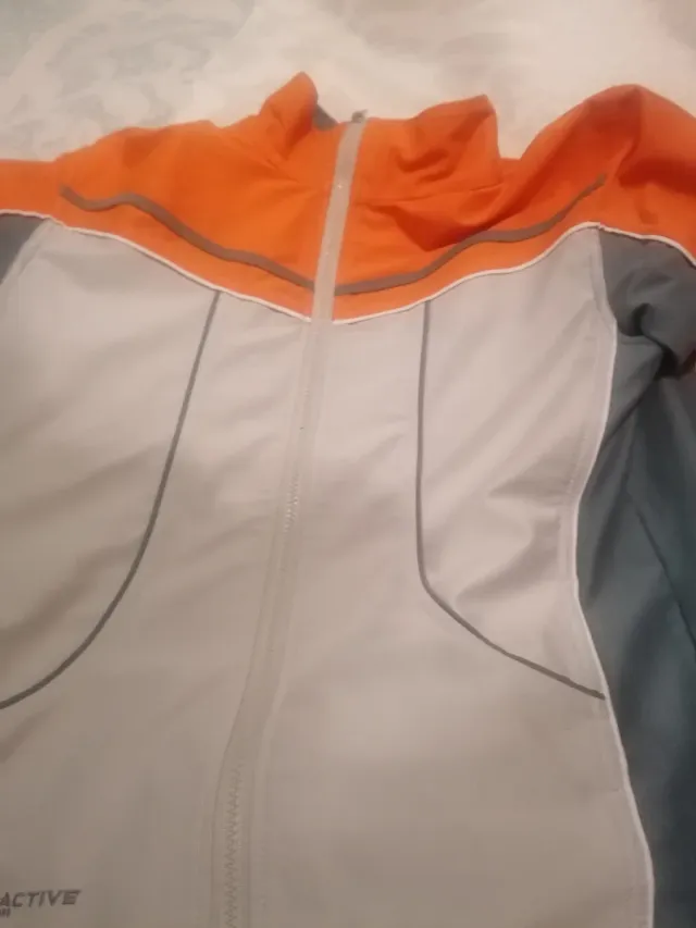 Chaqueta chándal gris y naranja
