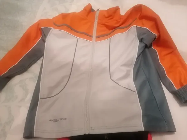 Chaqueta chándal gris y naranja
