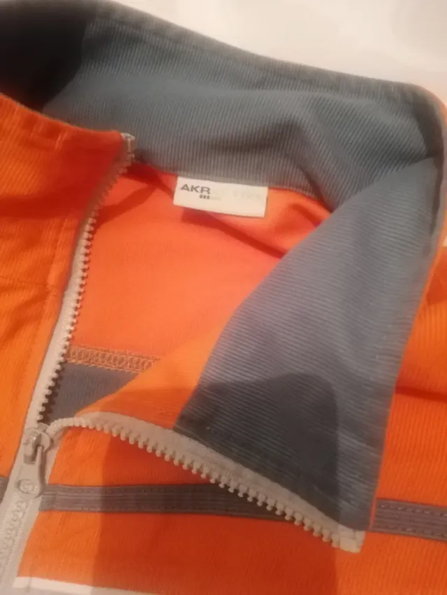 Chaqueta chándal gris y naranja