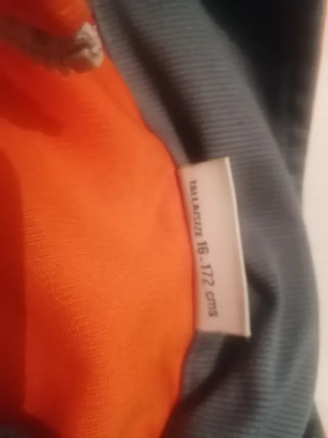 Chaqueta chándal gris y naranja