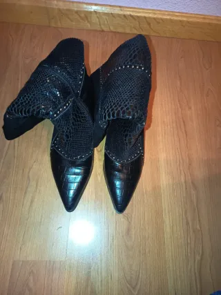 Botas de piel negras con tachuelas