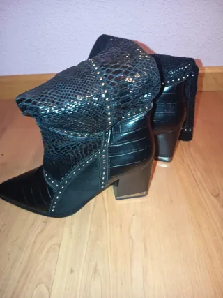 Botas de piel negras con tachuelas