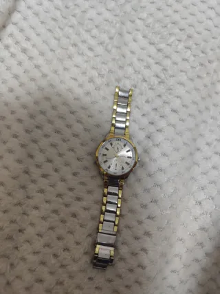 Reloj de pulsera dorado y plateado