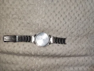 Reloj de pulsera dorado y plateado