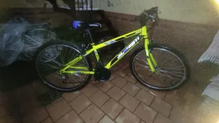 Bicicleta Neón con Casco