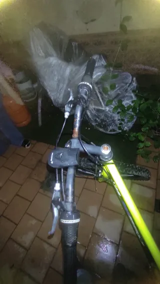Bicicleta Neón con Casco