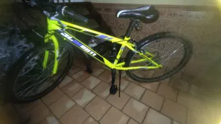Bicicleta Neón con Casco