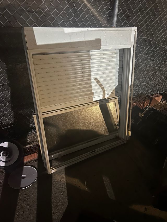 Ventana de aluminio con persiana y cristales