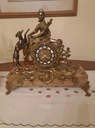 Reloj y candelabro de bronce