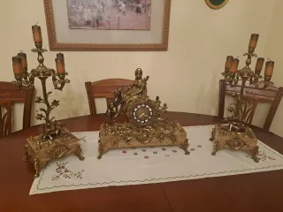 Reloj y candelabro de bronce