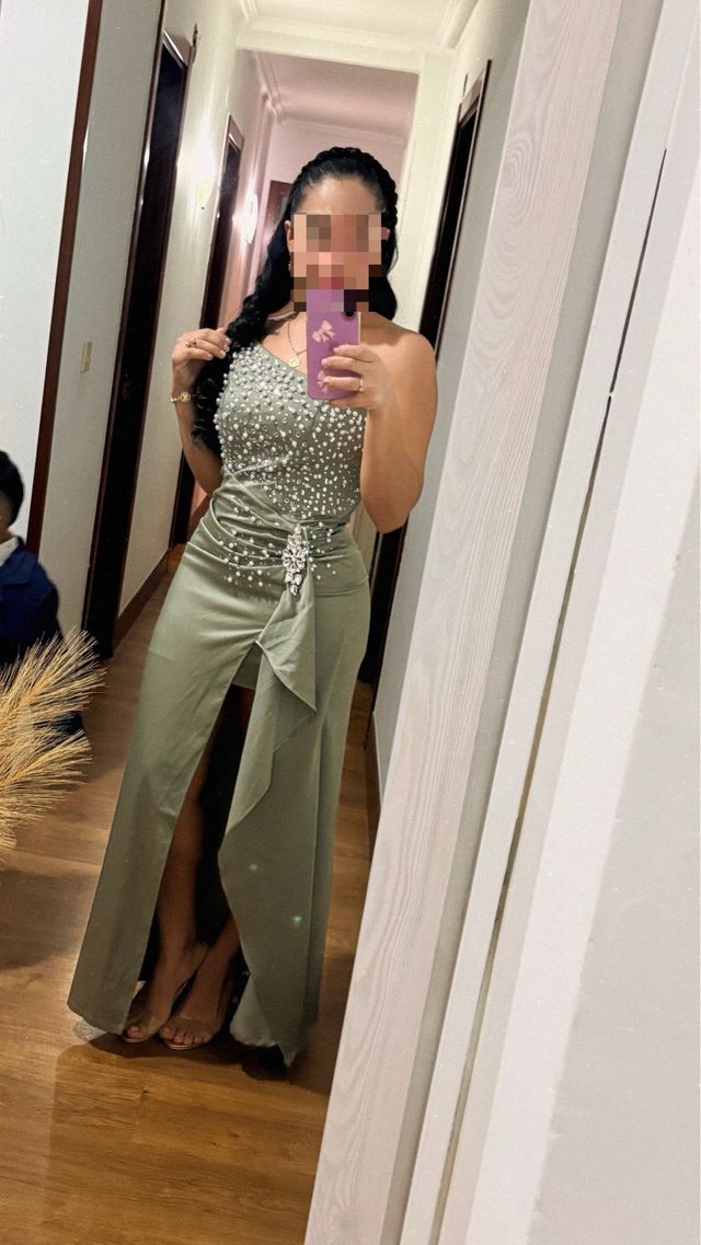 Vestido largo verde con pedrería