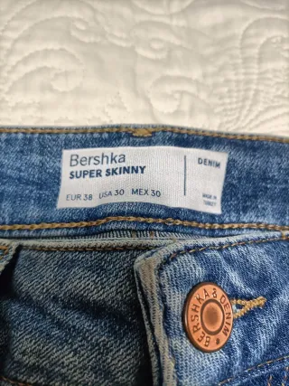 Pantalón vaquero Bershka desgastado