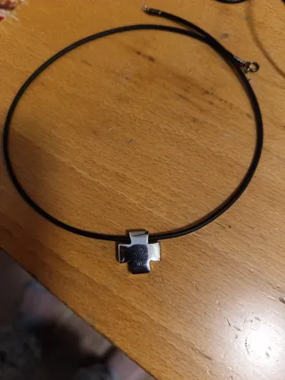 Collar Cruz Plata y Cordón Negro