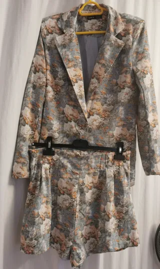 Conjunto americana y shorts estampado floral