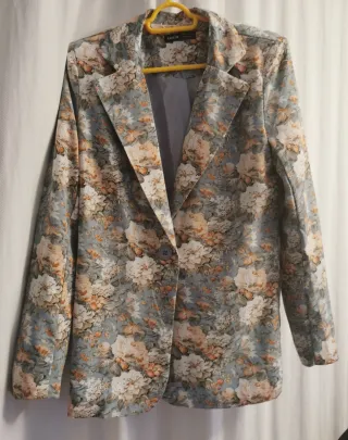 Conjunto americana y shorts estampado floral