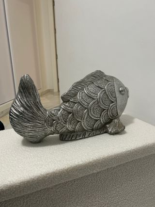 Adorno de pez de cerámica plateada