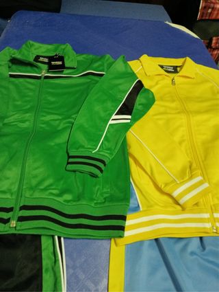 se vende tres chándal talla 14 de niño sin estrena