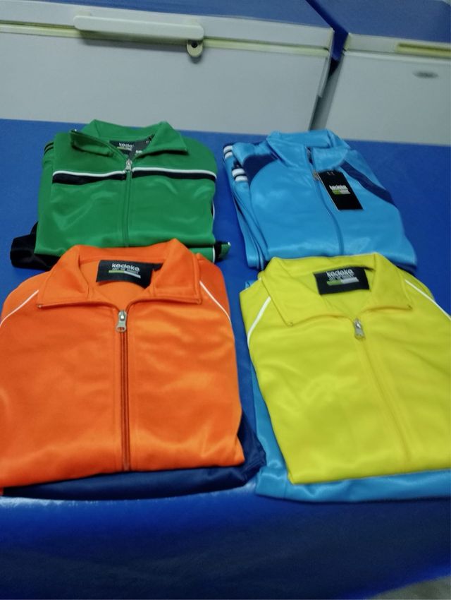 se vende tres chándal talla 14 de niño sin estrena