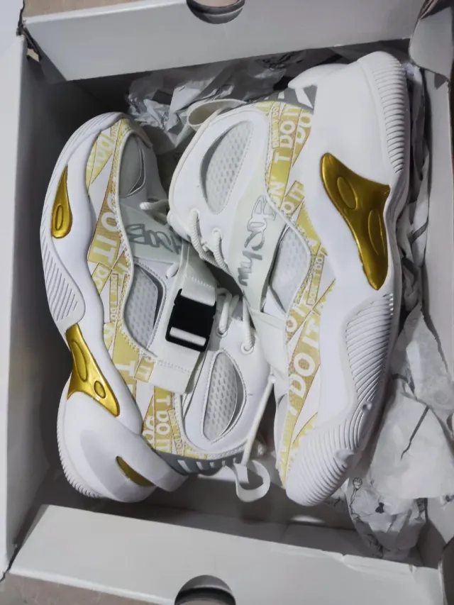 Zapatillas AND1 The Phantom Mid Doradas