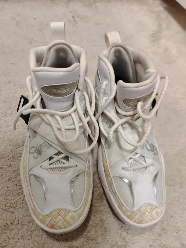 Zapatillas AND1 The Phantom Mid Doradas