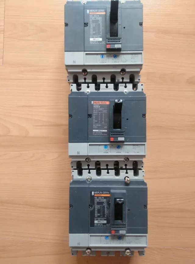 3 Interruptores Merlin Gerin NS 250 N