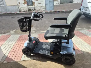 Scooter Eléctrico Azul con Cesta