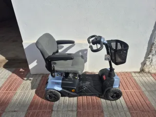 Scooter Eléctrico Azul con Cesta