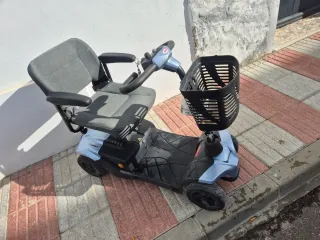 Scooter Eléctrico Azul con Cesta
