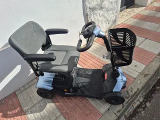 Scooter Eléctrico Azul con Cesta