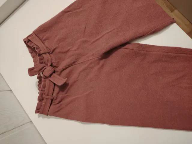 Pantalón color burdeos de la marca Sfera.