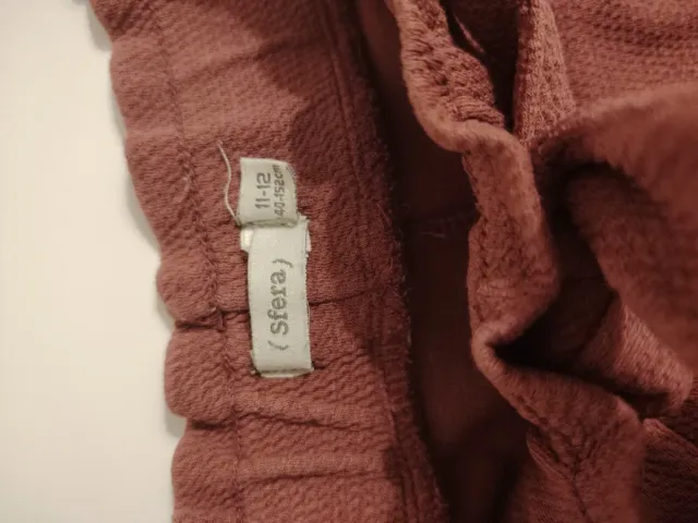 Pantalón color burdeos de la marca Sfera.