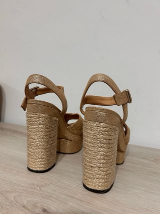 Sandalias Castañer Doradas Plataforma. Atenas Oro