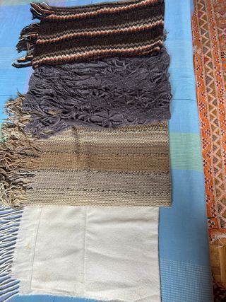 Lote 4 bufandas mujer, 2 estampadas, otra gris