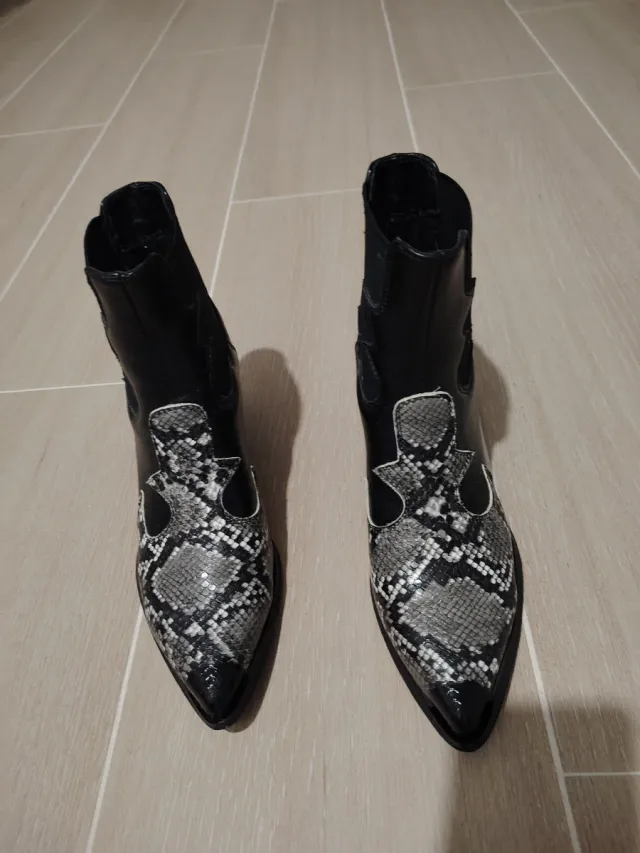 Botines negros y grises