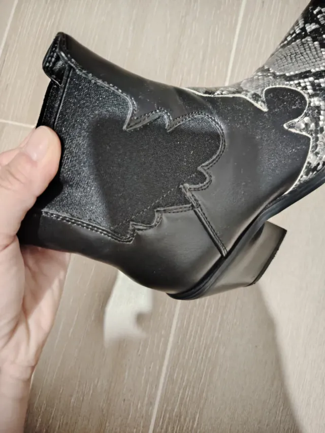 Botines negros y grises