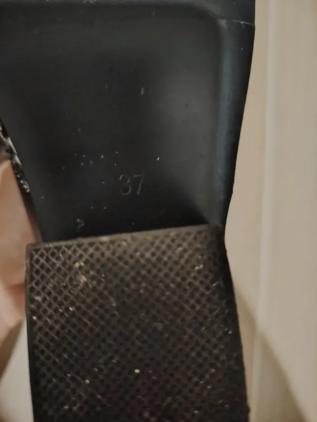 Botines negros y grises