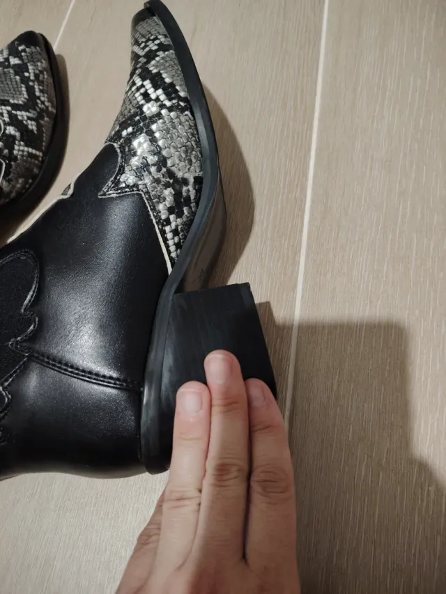 Botines negros y grises