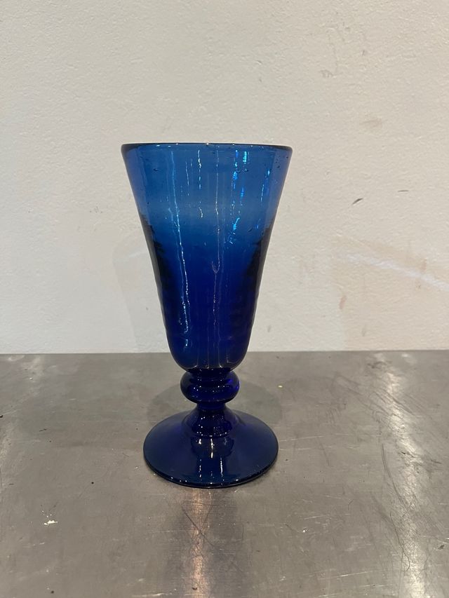 Copa de vidrio soplado de color azul cobalto