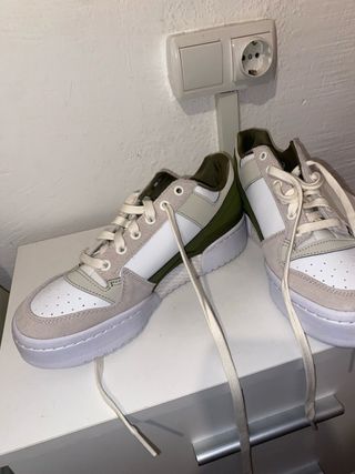 Zapatillas deportivas verdes y blancas