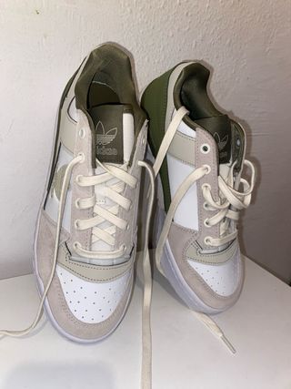 Zapatillas deportivas verdes y blancas