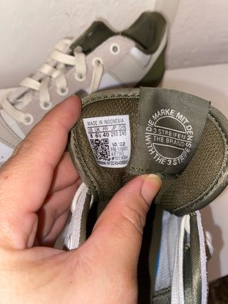 Zapatillas deportivas verdes y blancas