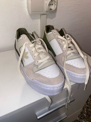 Zapatillas deportivas verdes y blancas